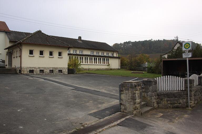 Könnten in die alte Schule in Bühler Senioren einziehen? In der Bürgerversammlung fragte ein Frau, ob das nicht ein geeignetes Objekt für betreutes Wohnen auf dem Dorf wäre. Bürgermeister Achim Höfling sind die Gemeinde Eußenheim aber nicht als möglichen Betreiber, ungenutzte Gebäude sollten eher verkauft werden.