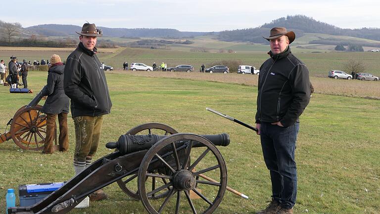 Die Brüder Peter (links) und Klaus Jungkunz (rechts) aus Priesendorf waren mit ihrer Vorderlader-Kanone das erste Mal beim Haßfurter Böllerschießen dabei. Die Brüder Peter (links) und Klaus Jungkunz (rechts) aus Priesendorf waren mit ihrer Vorderlader-Kanone das erste Mal beim Haßfurter Böllerschießen dabei.