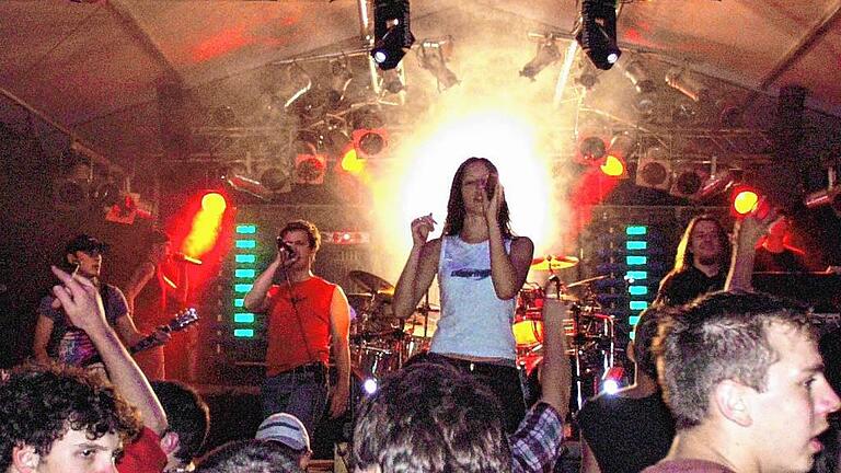 Konzert im Wald - „Rock pur bis in den frühen Samstagmorgen hinein“ gab es beim sechsten „Open-Air-Zirkus im Gemeindewald“, schrieb der „Bote vom Haßgau“ über den Auftritt von „Mad-Mixx“ 2002. Konzert im Wald - „Rock pur bis in den frühen Samstagmorgen hinein“ gab es beim sechsten „Open-Air-Zirkus im Gemeindewald“, schrieb der „Bote vom Haßgau“ über den Auftritt von „Mad-Mixx“ 2002.