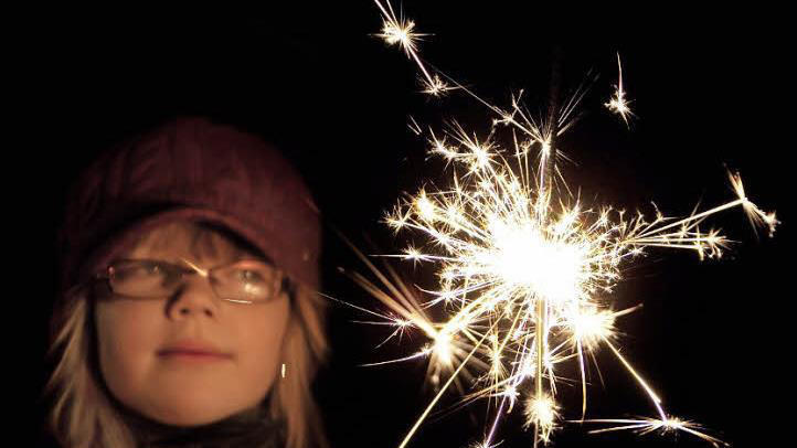 Beliebt bei vielen Kindern und vergleichsweise ungefährlich: die Wunderkerze Foto: fotolia       -  Beliebt bei vielen Kindern und vergleichsweise ungefährlich: die Wunderkerze Foto: fotolia