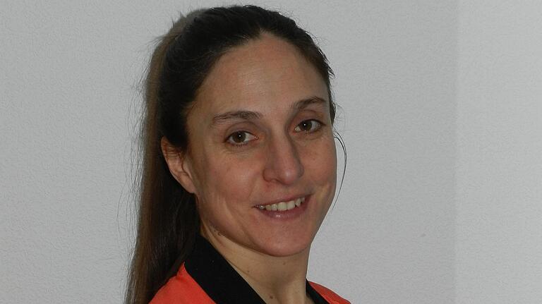 Manuela Kraus ist Trainerin beim FFC Bastheim-Burgwallbach und leitet als Schiedsrichterin Spiele von Frauen und Männern. Als Schiedsrichter werde sie 'von einigen angefeindet'. Manuela Kraus ist Trainerin beim FFC Bastheim-Burgwallbach und leitet als Schiedsrichterin Spiele von Frauen und Männern. Als Schiedsrichter werde sie 'von einigen angefeindet'.