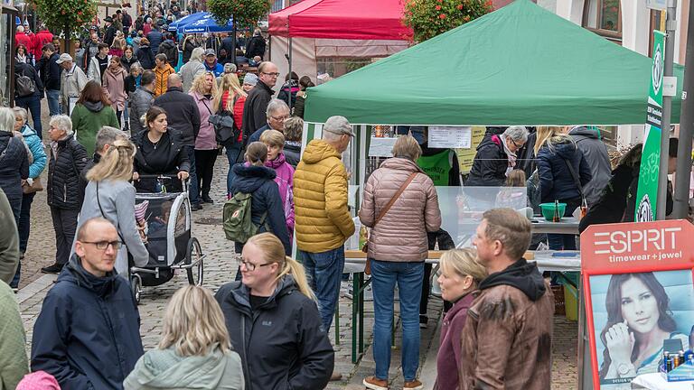 Gut besucht war am Wochenende der Gemündener Herbstmarkt. Außengastromomie und viele Marktstände luden zum Verweilen und Bummeln ein. Gut besucht war am Wochenende der Gemündener Herbstmarkt. Außengastromomie und viele Marktstände luden zum Verweilen und Bummeln ein.