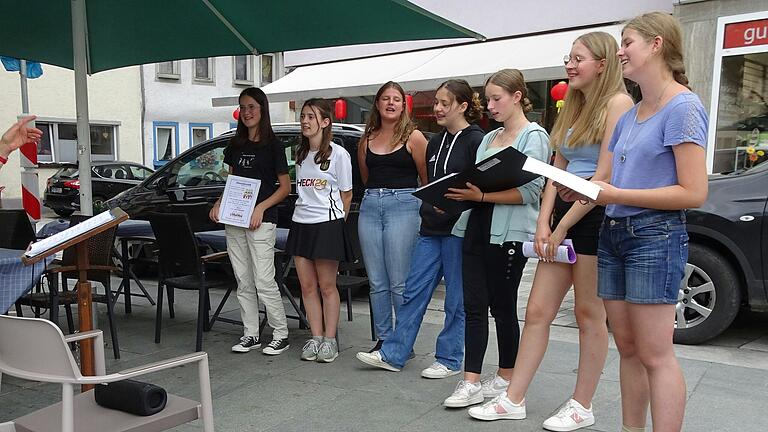 Spontanes Singen des Jugendchores auf dem Marktplatz. Spontanes Singen des Jugendchores auf dem Marktplatz.