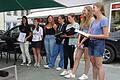 Spontanes Singen des Jugendchores auf dem Marktplatz.