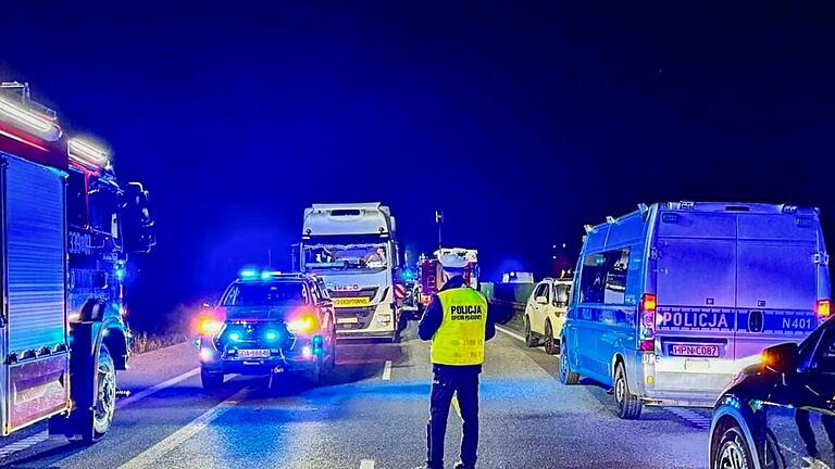 Tote und Verletzte bei Massenkarambolage in Polen       -  Die Polizei ermittelt nach dem schweren Verkehrsunfall noch die Unfallursache.