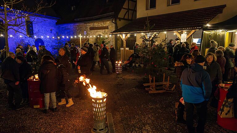 Der Fronhof in Mellrichstadt soll aufgewertet werden. Neben geselligen Treffen, wie hier beim Weihnachtsmarkt, könnte dort eine Jugendherberge eingerichtet werden. Der Fronhof in Mellrichstadt soll aufgewertet werden. Neben geselligen Treffen, wie hier beim Weihnachtsmarkt, könnte dort eine Jugendherberge eingerichtet werden.
