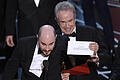 Nach Oscar-Patzer: Mitarbeiter erhalten Show-Verb       -  ARCHIV - Nach einer versehentlich falschen Bekanntgabe des besten Films zeigt Jordan Horowitz (l), Produzent des Films «La La Land», am 26.02.2017 in Hollywood, Los Angeles, USA, während der Verleihung der Oscars 2017, den 89. Academy Awards, den Umschlag mit dem wirklichen Gewinner des Awards für den besten Film «Moonlight». Rechts neben ihm steht Warren Beatty. Die Umschlags-Panne bei der Oscar-Gala hat für die verantwortlichen Mitarbeiter Folgen. Die beiden Angestellten der Prüfgesellschaft PricewaterhouseCoopers (PwC), die auf der Oscar-Bühne die Umschläge mit dem Gewinnernamen austeilten, werden bei zukünftigen Shows nicht mehr dabei sein. (zu dpa «Nach Oscar-Patzer: Verantwortliche Mitarbeiter erhalten Show-Verbot» vom 02.03.2017) Foto: Chris Pizzello/Invision/AP/dpa +++(c) dpa - Bildfunk+++