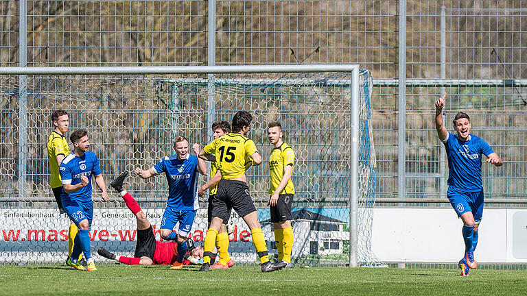 Aufgemerkt! WFV-Stürmer Cristian Alexandru Dan bejubelt seinen Dreierpack im Spiel gegen den FC Amberg. Mehr Bilder finden Sie bei uns im Internet unter mainpost.de/sport.