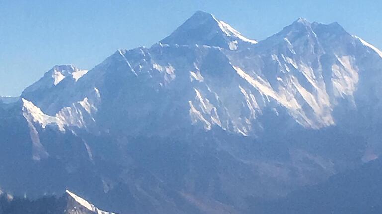 Blick auf den Mount Everest beim Rundflug. Blick auf den Mount Everest beim Rundflug.