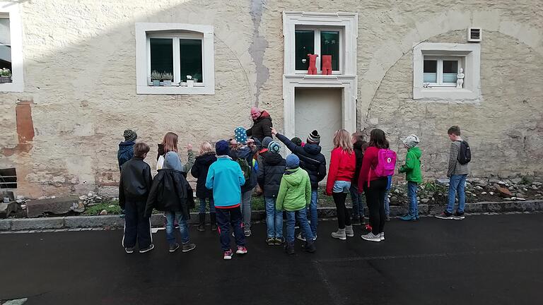 Michael Wehner führte  die Studenten der Kinder-Uni in die Alte Amtskellerei, die zuletzt als Gefängnis genutzt worden ist. Bereits im Innenhof gab es einiges zu entdecken.