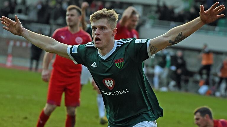 Matchwinner: Der eingewechselte Schweinfurter Florian Pieper dreht nach seinem vierten Tor gegen 1860 Rosenheim jubelnd in Richtung Fankurve ab. Matchwinner: Der eingewechselte Schweinfurter Florian Pieper dreht nach seinem vierten Tor gegen 1860 Rosenheim jubelnd in Richtung Fankurve ab.