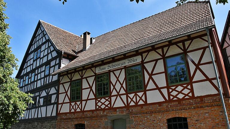 Der historische Gasthof 'Schwarzer Adler' aus Alsleben ist das älteste Gebäude im Fränkischen Freilandmuseum Fladungen. Es wird auf das Jahr 1684 datiert. Der historische Gasthof 'Schwarzer Adler' aus Alsleben ist das älteste Gebäude im Fränkischen Freilandmuseum Fladungen. Es wird auf das Jahr 1684 datiert.