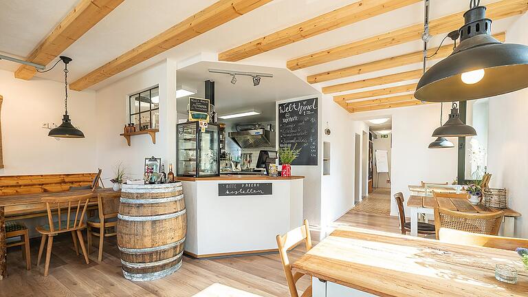 Das Feige-Haus, ein saniertes Sandsteinhaus in Werneck, beherbergt nicht nur den neuen Unverpackt-Bioladen, sondern auch ein vegetarisch-veganes Bistro. Das Feige-Haus, ein saniertes Sandsteinhaus in Werneck, beherbergt nicht nur den neuen Unverpackt-Bioladen, sondern auch ein vegetarisch-veganes Bistro.