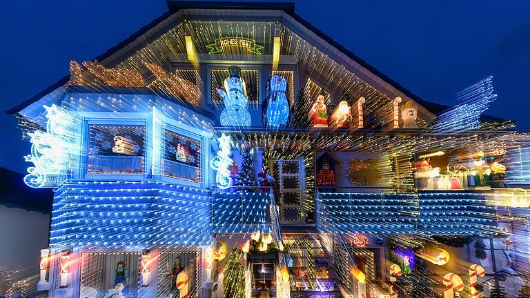 Das Weihnachtshaus in Aura wird geschmückt von Mutter Cornelia und Tochter Angelique Brasch.