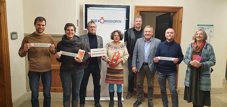 Freuen sich über die Fair-Trade-City-Auszeichnung (von links): Jürgen Steinert, Sabine Rhein, Bürgermeister Thomas Helbling, Christiane Schmalen, Herbert Häcker, Wilhelm Schmalen, Sascha Manger und Heiderose Bär. Freuen sich über die Fair-Trade-City-Auszeichnung (von links): Jürgen Steinert, Sabine Rhein, Bürgermeister Thomas Helbling, Christiane Schmalen, Herbert Häcker, Wilhelm Schmalen, Sascha Manger und Heiderose Bär.