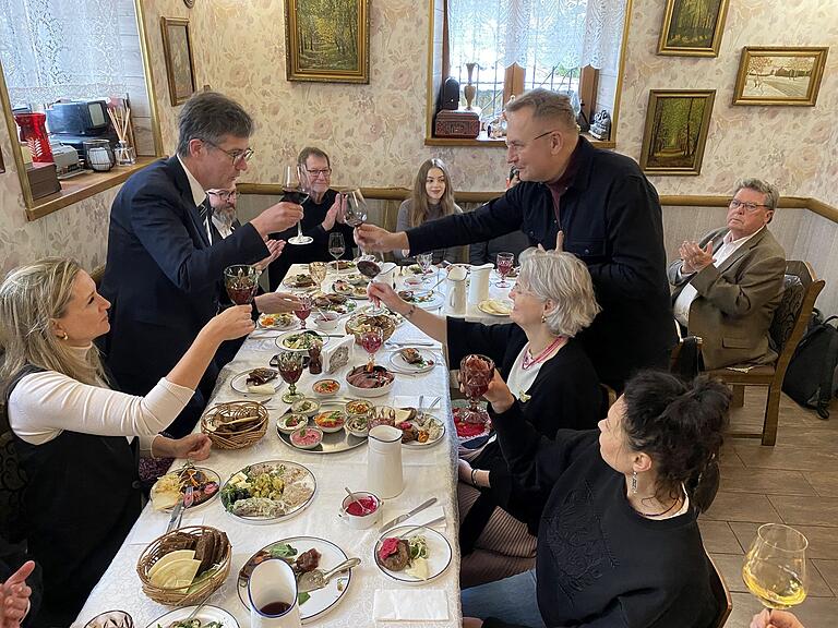 Beim gemeinsamen Mittagessen wird noch einmal auf die Partnerschaft angestoßen. Beim gemeinsamen Mittagessen wird noch einmal auf die Partnerschaft angestoßen.