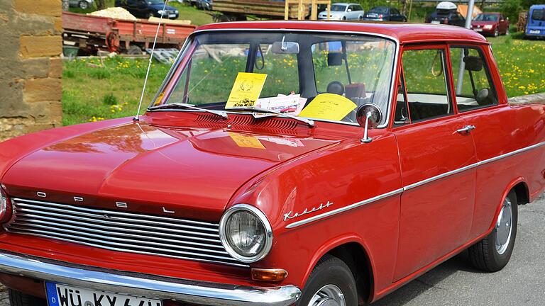 Prichsenstadt Classic       -  Ein Muss für Oldtimerfans: Die Prichsenstadt Classics lockte am Sonntag Massen einige Tausend Oldtimerfans in den Weinort. Rund 400 Oldtimerfahrzeuge fanden im und rund um den historischen Ortskern kaum Platzt und wer erst zur Mittagszeit kam, der musste, nach dem er einen Parkplatz gefunden hatte, einen längeren Fußmarsch in Kauf nehmen um an den Ort des Geschehens zu kommen.
