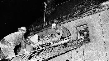 Die Helfer in Röttingen waren       -  Die Helfer in Röttingen waren im November 1971 über 30 Stunden im
Einsatz.