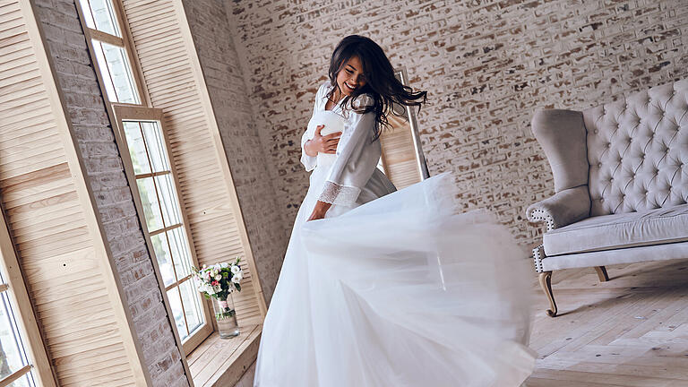 Feeling happy.       -  Die Brautkleidsuche beginnt - doch stopp: Welcher Stil soll es sein? Und welche Läden kommen in Frage? Wir geben Tipps und haben eine Auswahl der Brautmodengeschäfte in Franken für Sie.