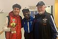 Unser Foto zeigt (von links) Mohammad Shadab mit Pokal,  den Münchner Boxer und guten Freund Ramon Sharafa als erstem Gratulanten sowie Trainer Edgar Feuchter. Foto: Kai Friedensohn       -  Unser Foto zeigt (von links) Mohammad Shadab mit Pokal,  den Münchner Boxer und guten Freund Ramon Sharafa als erstem Gratulanten sowie Trainer Edgar Feuchter. Foto: Kai Friedensohn