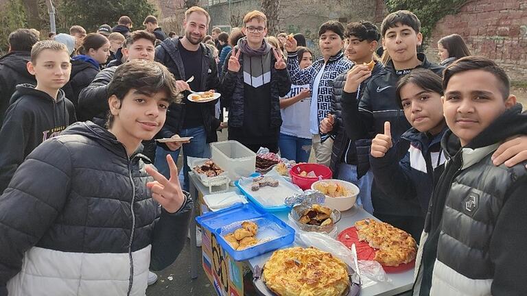 Daumen hoch für eine Schule ohne Rassismus: Mikdad Hussein Aldkhoul, Marko Sket, Adriano Beriša, Lehrer Thomas Brust, Arijan Pavlovic, Dorian Beriša, Altai Gkioumous, Yani Radkov, Chalil Chaidar Oglou und Asen Asenov. Daumen hoch für eine Schule ohne Rassismus: Mikdad Hussein Aldkhoul, Marko Sket, Adriano Beriša, Lehrer Thomas Brust, Arijan Pavlovic, Dorian Beriša, Altai Gkioumous, Yani Radkov, Chalil Chaidar Oglou und Asen Asenov.