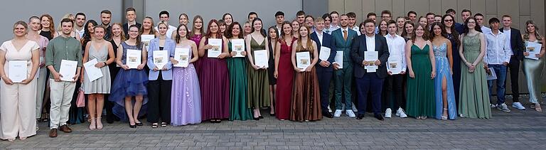Die Abiturientinnen und Abiturienten der Klassen A12, AW12 und W12.