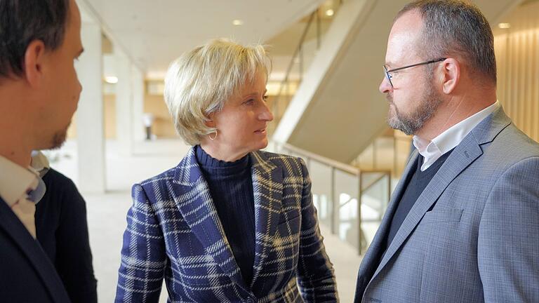 Gunther Wobser, ehrenamtlicher Geschäftsführer von Futurelabs, bedankt sich bei Wirtschaftsministerin Nicole Hoffmeister-Kraut für die Förderung. Gunther Wobser, ehrenamtlicher Geschäftsführer von Futurelabs, bedankt sich bei Wirtschaftsministerin Nicole Hoffmeister-Kraut für die Förderung.