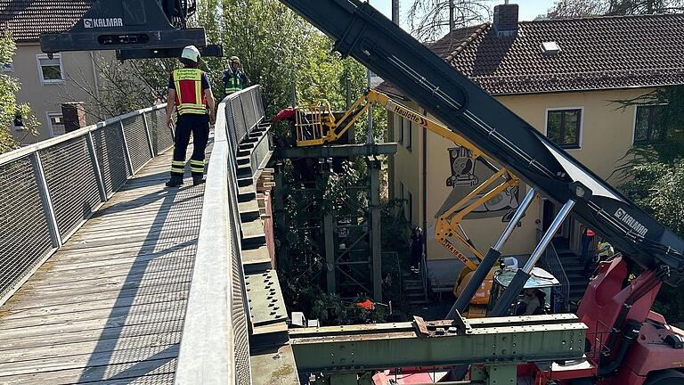 Ein Container-Stapler, ähnlich dem im Bild zu sehenden, prallte gegen den Fußgängersteg. Ein Container-Stapler, ähnlich dem im Bild zu sehenden, prallte gegen den Fußgängersteg.