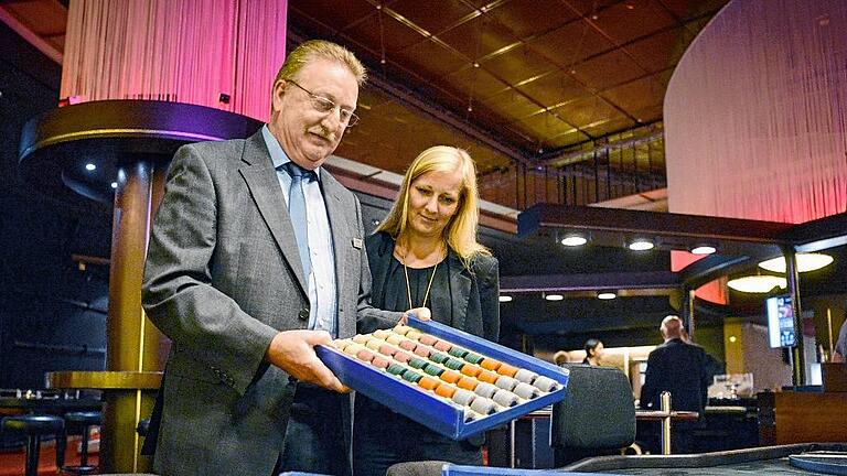 Finanzbeamtin in der Spielbank - Finanzbeamtin Sandra Sawallisch kontrolliert in Stuttgart in der Spielbank gemeinsam mit Saalchef Karl-Heinz Dürrschnabel die Tischlage eines Spieltisches.. Finanzbeamtin in der Spielbank - Finanzbeamtin Sandra Sawallisch kontrolliert in Stuttgart in der Spielbank gemeinsam mit Saalchef Karl-Heinz Dürrschnabel die Tischlage eines Spieltisches..