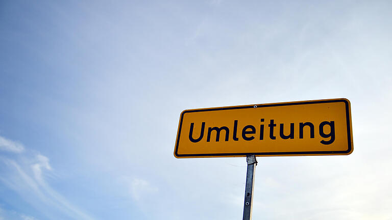 Ein Verkehrsschild mit der Aufschrift 'Umleitung' (Symbolfoto). - Symbolfoto Ein Verkehrsschild mit der Aufschrift 'Umleitung' (Symbolfoto). - Symbolfoto