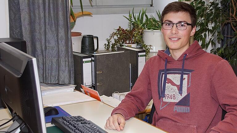 Kolonat Wickles ist zurück an seinem Arbeitsplatz im Eltmanner Rathaus. Zwei Wochen lang machte der Verwaltungs-Azubi ein Berufspraktikum in Eltmanns französischer Partnerstadt St. Paul-Trois-Chateaux. Kolonat Wickles ist zurück an seinem Arbeitsplatz im Eltmanner Rathaus. Zwei Wochen lang machte der Verwaltungs-Azubi ein Berufspraktikum in Eltmanns französischer Partnerstadt St. Paul-Trois-Chateaux.
