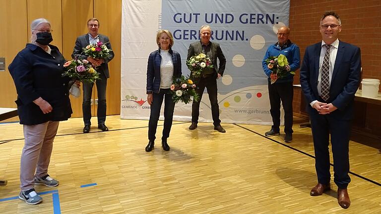 Gerbrunns Bürgermeister Stefan Wolfshörndl (rechts) verabschiedete die scheidenden Gemeinderäte (von links) Marion Koch, Thomas Tatschner, Waltraud Burger, Achim Zentner und Siegfried Kobold. Es fehlen Elke Hauck-Göbel und Thomas Fischer. Gerbrunns Bürgermeister Stefan Wolfshörndl (rechts) verabschiedete die scheidenden Gemeinderäte (von links) Marion Koch, Thomas Tatschner, Waltraud Burger, Achim Zentner und Siegfried Kobold. Es fehlen Elke Hauck-Göbel und Thomas Fischer.