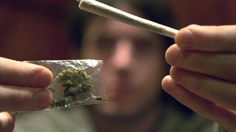 Ein geplatzter Drogendeal mit einem Tütchen Marihuana (Symbolfoto) hat die Polizei in der Wohnung eines 33-Jährigen in Bad Neustadt zu weiteren Drogen geführt. Ein geplatzter Drogendeal mit einem Tütchen Marihuana (Symbolfoto) hat die Polizei in der Wohnung eines 33-Jährigen in Bad Neustadt zu weiteren Drogen geführt. 