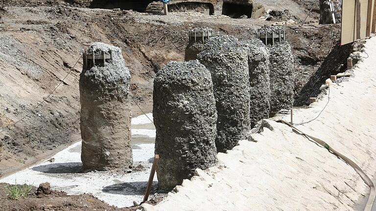 Die Bohrpfähle werden den Widerlagern als Tiefgründung Halt geben. Die Bohrpfähle werden den Widerlagern als Tiefgründung Halt geben.