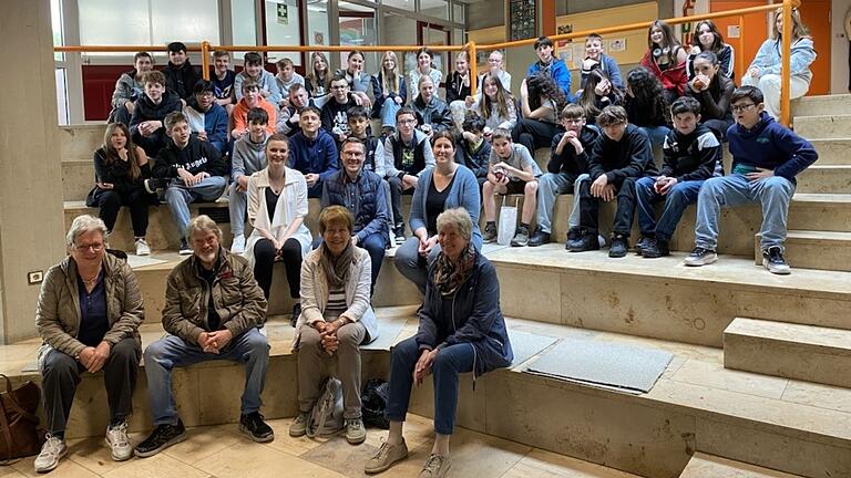 Abschlussgespräch Senior*innen, Lehrer und Schüler. Abschlussgespräch Senior*innen, Lehrer und Schüler.
