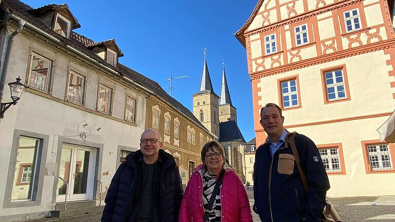 Gemeinsam mit drei weiteren Städten erhält Gerolzhofen eine Förderung des Freistaats Bayern, um Leerstände in der Innenstadt (wie links im Bild) zu beleben. Im Bild (von links) Günter Iff und Petra Aumüller von Gerolzhofen aktiv sowie Volker Wedde, Bezirksgeschäftsführer des Handelsverbands Bayern.