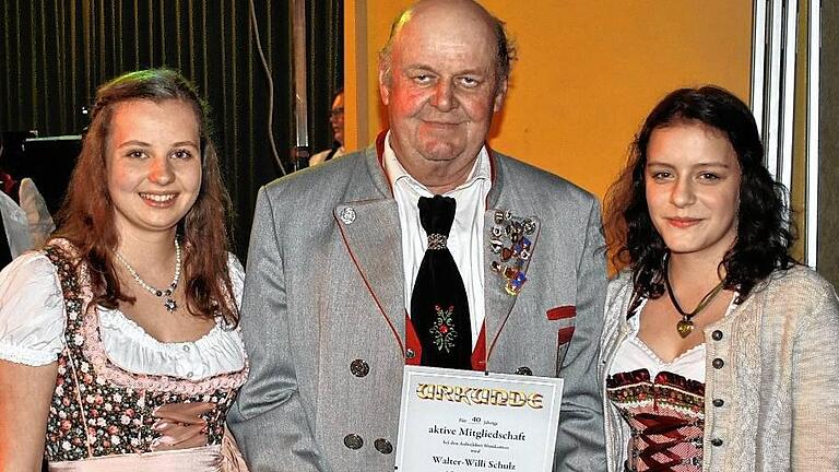 Ein &bdquo;Urgestein&ldquo;: Walter-Willi Schulz, hier mit zwei Ehrendamen, ist der einzige Musiker, der seit der Gründung der Aubstädter Musikkapelle vor 40 Jahren bis heute aktiv mitspielt, und wurde dafür besonders geehrt. Eine ganze Reihe von Gründungsmitgliedern konnte aber wegen ihres hohen Alters oder Gesundheitszustandes nicht an dem Ehrenabend in Aubstadt teilnehmen.