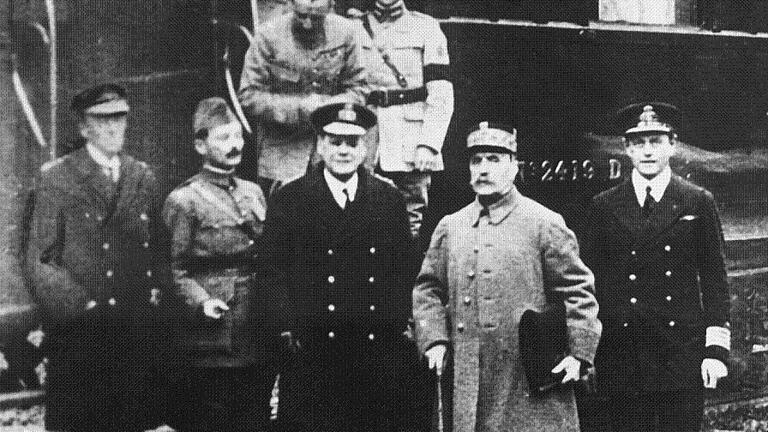 100 Jahre Novemberrevolution und Ende Erster Weltkrieg - Das Archivbild vom 11.11.1918 zeigt die Verhandlungsteilnehmer der Alliierten und der deutschen Regierung beim Waffenstillstand im Wald von Compiegne vor dem Salonwagen des französischen Oberbefehlshabers aller alliierten Truppen in Frankreich und Belgien (Marschall Foch). Am 11.11.1918 um fünf Uhr morgens wurde im Wald von Compiegne in Nordfrankreich mit dem Waffenstillstandsvertrag der Schlußstrich unter den ersten Weltkrieg gezogen.Vor 100 Jahren, am 09.11.1918 ging der Erste Weltkrieg zu Ende, die Deutschen stürzten den Kaiser: Aus der «Novemberrevolution» entstand die erste deutsche Demokratie. 100 Jahre Novemberrevolution und Ende Erster Weltkrieg - Das Archivbild vom 11.11.1918 zeigt die Verhandlungsteilnehmer der Alliierten und der deutschen Regierung beim Waffenstillstand im Wald von Compiegne vor dem Salonwagen des französischen Oberbefehlshabers aller alliierten Truppen in Frankreich und Belgien (Marschall Foch). Am 11.11.1918 um fünf Uhr morgens wurde im Wald von Compiegne in Nordfrankreich mit dem Waffenstillstandsvertrag der Schlußstrich unter den ersten Weltkrieg gezogen.Vor 100 Jahren, am 09.11.1918 ging der Erste Weltkrieg zu Ende, die Deutschen stürzten den Kaiser: Aus der «Novemberrevolution» entstand die erste deutsche Demokratie.