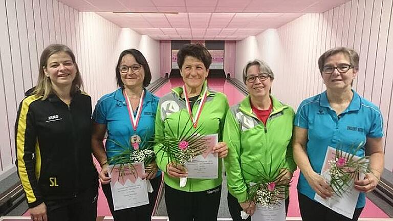 Die Bestplatzierten der Seniorinnen A und B (von links): Silke Löhler (Spartenleiterin TSV Stetten), Sonja Englert (Siegerin Seniorinnen A), Anni Müller (Siegerin Seniorinnen B), Kornelia Thomas (Zweite Seniorinnen B), und Eva Bergmann (Dritte Seniorinnen B). Die Bestplatzierten der Seniorinnen A und B (von links): Silke Löhler (Spartenleiterin TSV Stetten), Sonja Englert (Siegerin Seniorinnen A), Anni Müller (Siegerin Seniorinnen B), Kornelia Thomas (Zweite Seniorinnen B), und Eva Bergmann (Dritte Seniorinnen B).