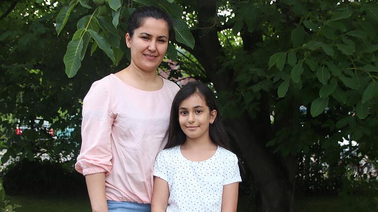 Die Iranerin Horwash Zahidi mit ihrer Tochter Baran, die ab dem nächsten Schuljahr das Gymnasium besuchen wird. Die Iranerin Horwash Zahidi mit ihrer Tochter Baran, die ab dem nächsten Schuljahr das Gymnasium besuchen wird.