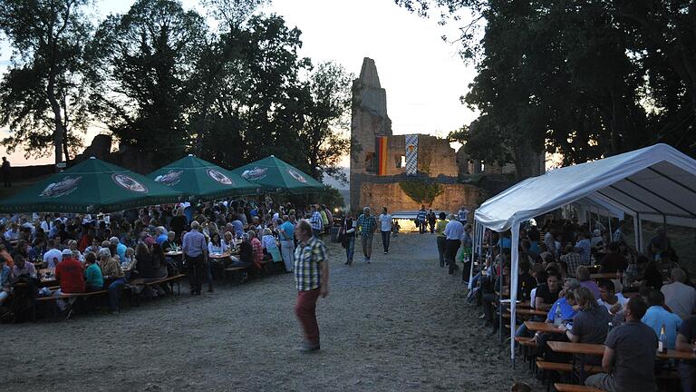 Sicherheitsbedenken wegen Trockenheit: Gössenheimer Burgweinfest auf Ruine Homburg musste kurzfristig abgesagt werden Sicherheitsbedenken wegen Trockenheit: Gössenheimer Burgweinfest auf Ruine Homburg musste kurzfristig abgesagt werden