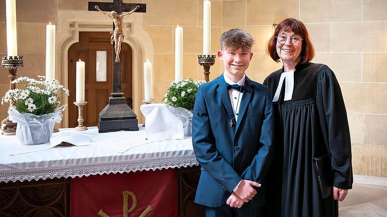 Louis Lickart mit Pfarrerin Christel Kupfer am Altar der Kirche in Urspringen. Louis Lickart mit Pfarrerin Christel Kupfer am Altar der Kirche in Urspringen.