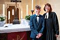 Louis Lickart mit Pfarrerin Christel Kupfer am Altar der Kirche in Urspringen.