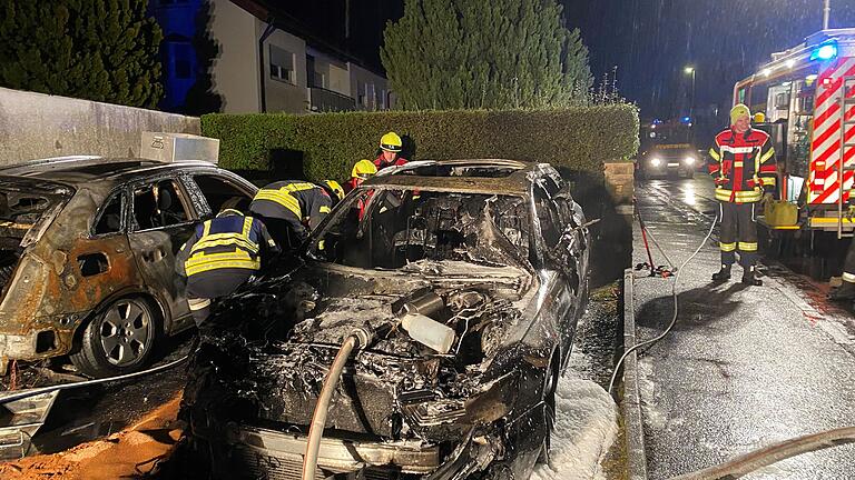 Durch die beiden Brände sind die Fahrzeuge komplett zerstört worden. Feuerwehrleute mussten sich auch um auslaufenden Kraftstoff kümmern. Durch die beiden Brände sind die Fahrzeuge komplett zerstört worden. Feuerwehrleute mussten sich auch um auslaufenden Kraftstoff kümmern.