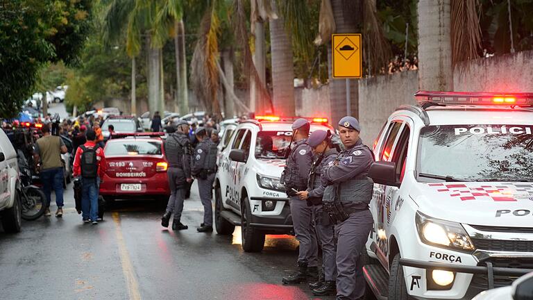 Passagieren-Flugzeug in Brasilien abgestürzt       -  Polizisten sind im Einsatz an der Straße, die zu der geschlossenen Wohnanlage in Vinhedo führt, in der ein Flugzeug mit 62 Menschen an Bord abgestürzt ist.