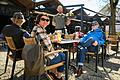 Gäste genießen die Sonne im neu eröffneten Hofbräukeller. Dieser ist einer von elf Würzburger Biergärten, in denen nun der Frühling eingeläutet wird.&nbsp;