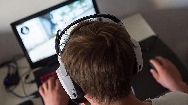 Kinder surfen im Internet - im besten Fall kann der Wissensdurst gestillt werden, im schlimmsten Fall drohen Gefahren wie Cybergrooming, Kostenfallen und Mobbing.       -  Kinder surfen im Internet - im besten Fall kann der Wissensdurst gestillt werden, im schlimmsten Fall drohen Gefahren wie Cybergrooming, Kostenfallen und Mobbing.