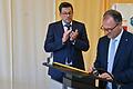 Höchbergs Bürgermeister Alexander Knahn applaudiert dem neuen Bürgermeister aus der italienischen Partnergemeinde Bastia Umbra anlässlich der erneuten Unterzeichnung des Pertnerschaftsvertrages anlässlich des 35-jährigen Jubiläums der Städtepartnerschaft.