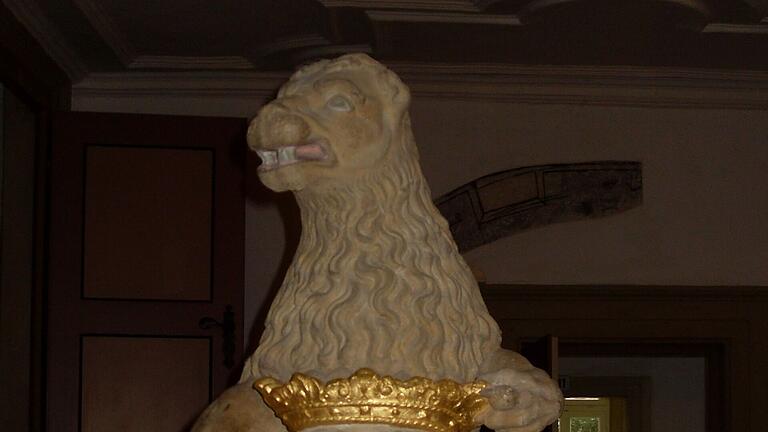 Der Löwe trägt das Wappen der mächtigen Herrscherfamilie Hatzfeld, die das Waldmannshöfer Schloss mit Grundbesitz vor nahezu 140 Jahren an die Gemeinde verkauft hat. Der Löwe trägt das Wappen der mächtigen Herrscherfamilie Hatzfeld, die das Waldmannshöfer Schloss mit Grundbesitz vor nahezu 140 Jahren an die Gemeinde verkauft hat.
