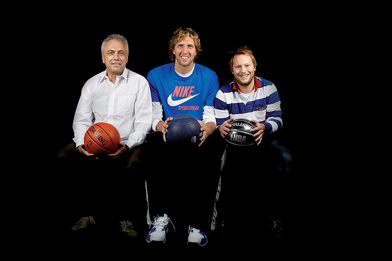 'Einfach Er' - das Buch über Dirk Nowitzki (Mitte) haben die ehemaligen Main-Post-Redakteure Jürgen Höpfl (links, er ist inzwischen verstorben) und Fabian Frühwirth geschrieben. 'Einfach Er' - das Buch über Dirk Nowitzki (Mitte) haben die ehemaligen Main-Post-Redakteure Jürgen Höpfl (links, er ist inzwischen verstorben) und Fabian Frühwirth geschrieben.